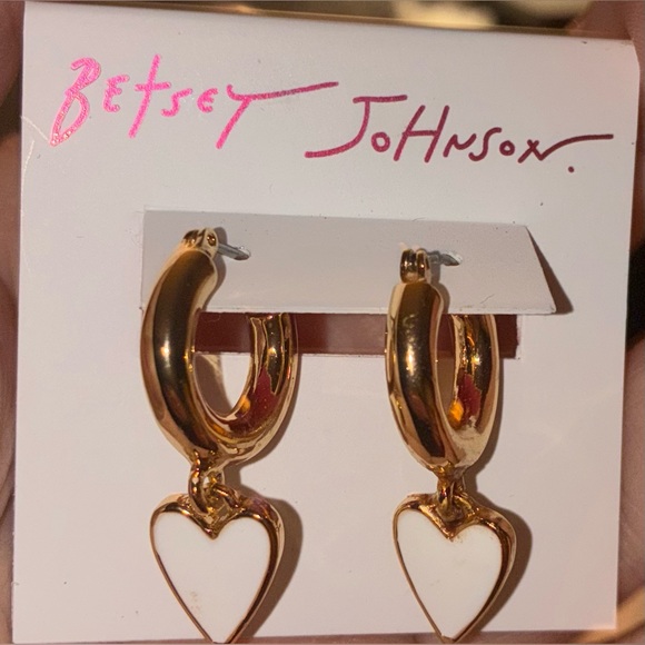 BETSEY JOHNSON Valentine Huggy Huggies White Enamel & Gold Hoop Earrings NEW NWT - Picture 1 of 5